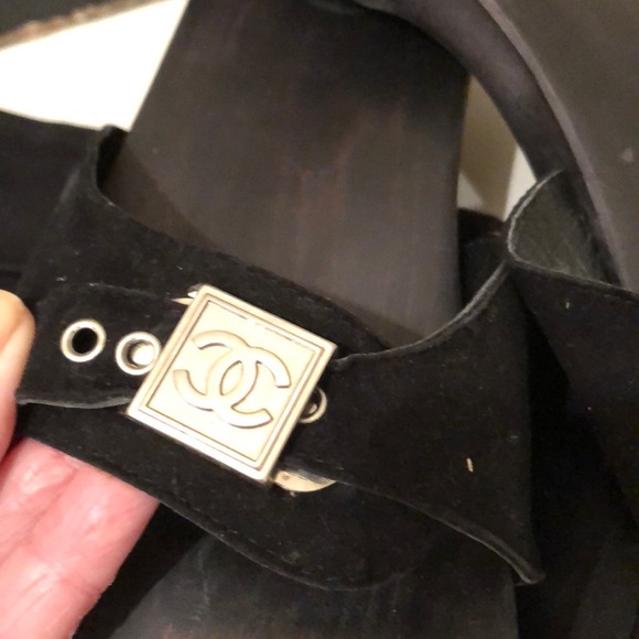 CHANEL black suede sandals w/ logo closure - Picture 2 of 6